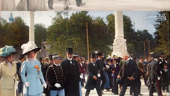 Gambar langka Raja Vittorio Emanuele III dari Savoy bersama istrinya Elena mengunjungi Pameran Internasional Turin 1911. Pameran Internasional Turin (nama resmi Pameran Industri dan Tenaga Kerja Internasional Turin) adalah Pameran Universal yang diselenggarakan di kota Turin, di Piedmont, dari 29 April hingga 19 November 1911. Acara diselenggarakan bersama dengan pameran nasional lainnya di Roma dan Firenze, dalam rangka peringatan lima puluh tahun penyatuan Italia, dan mengukir sejarah Pameran Universal yang masih diselenggarakan hingga saat ini di berbagai kota di seluruh dunia. dunia. Foto: Instagram/lorenzofolli_history_in_color