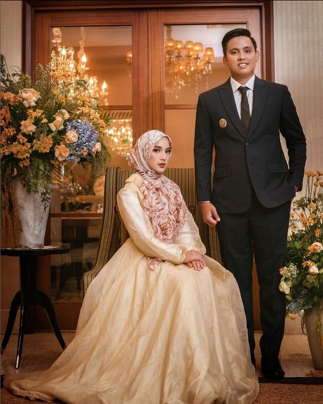 Chacha Frederica menikah dengan Dico Ganinduto pada 2015. Setelah suaminya terpilih sebagai Bupati Kendal pada 2021, Chacha mengurangi kegiatan di dunia keartisan dan fokus menjalani tugasnya sebagai Ketua Tim Penggerak PKK Kabupaten Kendal.  Foto: Dok. Instagram @chafrederica.