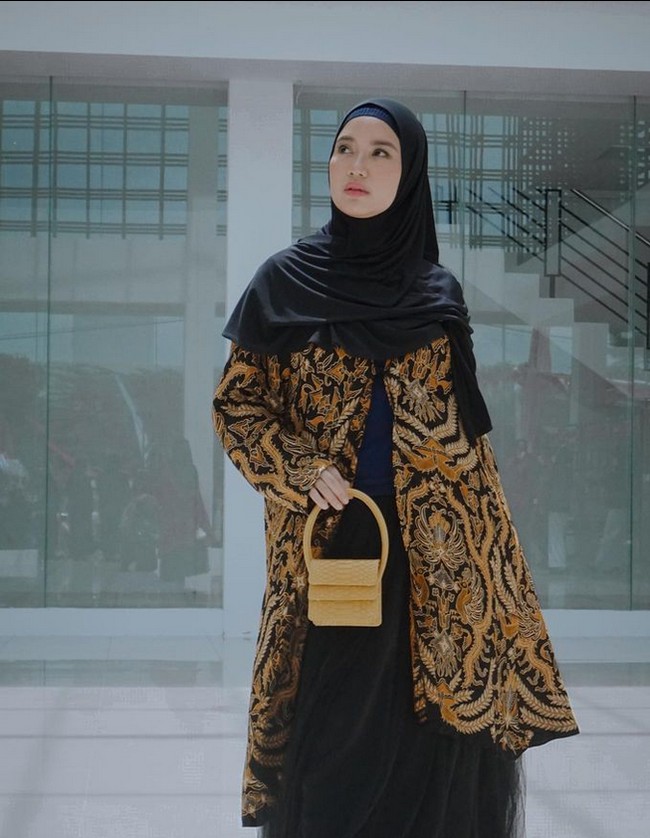 Ia juga gencar mempromosikan pengrajin di Kendal. Dalam foto ini Chacha menjelaskan ia memakai baju yang ada di pasar Kendal. Bismillah .. #ootd pertama di Perpusda Kendal .. yeayy .. ما شاء الله تبارك الله karna bnyk yg nanya bajunya jait dimana, aku spill disini yaa .. ini baju aku jait di pasar di Kendal 😅😅 ada yg percaya ada yg enggak, bnyk respondnya “masa sih?!” yesss iya bener jait di pasar Kendal aja kok hihii.. sejak 1 tahun ini tinggal di kendal aku banyak jait baju di pasar kendal … 😉 oke2 lho ternyata penjaitnya.. MasyaAllah ❤️, tulis Chacha. Foto: Dok. Instagram @chafrederica.