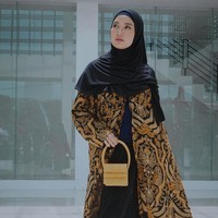 Ia juga gencar mempromosikan pengrajin di Kendal. Dalam foto ini Chacha menjelaskan ia memakai baju yang ada di pasar Kendal. Bismillah .. #ootd pertama di Perpusda Kendal .. yeayy .. ما شاء الله تبارك الله karna bnyk yg nanya bajunya jait dimana, aku spill disini yaa .. ini baju aku jait di pasar di Kendal 😅😅 ada yg percaya ada yg enggak, bnyk respondnya “masa sih?!” yesss iya bener jait di pasar Kendal aja kok hihii.. sejak 1 tahun ini tinggal di kendal aku banyak jait baju di pasar kendal … 😉 oke2 lho ternyata penjaitnya.. MasyaAllah ❤️, tulis Chacha. Foto: Dok. Instagram @chafrederica.
