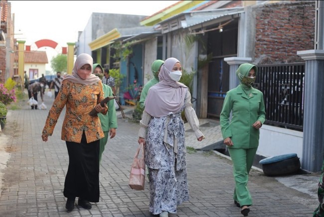 Wanita kelahiran 8 November 1989 ini membagikan foto ketika sedang blusukan di Kendal. Chacha memakai hijab bahan jersey yang dibentuk menutupi bagian dada.  Foto: Dok. Instagram @chafrederica.