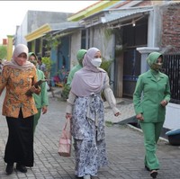 Wanita kelahiran 8 November 1989 ini membagikan foto ketika sedang blusukan di Kendal. Chacha memakai hijab bahan jersey yang dibentuk menutupi bagian dada.  Foto: Dok. Instagram @chafrederica.