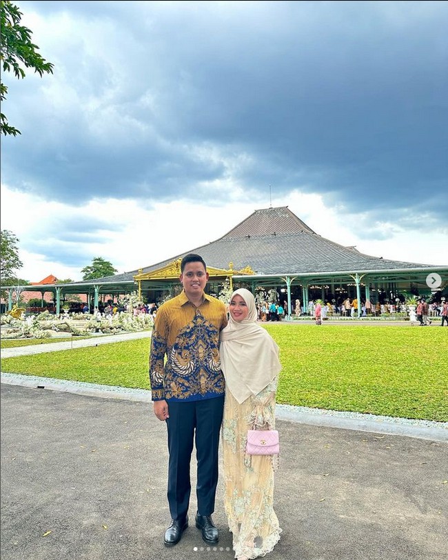 Untuk penampilannya, Chacha terlihat sering memakai hijab segi empat syari dan busana warna cream yang feminin. Seperti saat menghadiri acara pernikahan Kaesang dan Erina. Chacha mengenakan dress dari Lace by Artkea. Foto: Dok. Instagram @chafrederica.