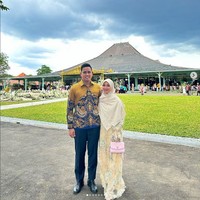 Untuk penampilannya, Chacha terlihat sering memakai hijab segi empat syari dan busana warna cream yang feminin. Seperti saat menghadiri acara pernikahan Kaesang dan Erina. Chacha mengenakan dress dari Lace by Artkea. Foto: Dok. Instagram @chafrederica.