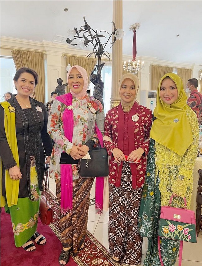 Memperingati hari Batik Nasional, Chacha mengunggah foto bersama istri pejabat lainnya seperti istri pejabat dari Gubernur Jawa Tengah, Ganjar Pranowo, Siti Atiqoh. Ketum TP PKK, Tri Tito Karnavian, dan Arumi Bachsin istri Emil Dardak yang juga mantan Bupati Trenggalek. Foto: Dok. Instagram @chafrederica.