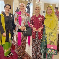 Memperingati hari Batik Nasional, Chacha mengunggah foto bersama istri pejabat lainnya seperti istri pejabat dari Gubernur Jawa Tengah, Ganjar Pranowo, Siti Atiqoh. Ketum TP PKK, Tri Tito Karnavian, dan Arumi Bachsin istri Emil Dardak yang juga mantan Bupati Trenggalek. Foto: Dok. Instagram @chafrederica.