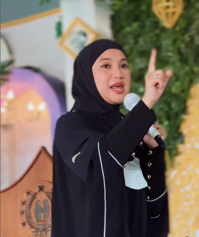 Dalam kesempatan berbeda menjalani tugasnya sebagai ibu Bupati Kendal, alumnus Swiss German University (SGU) di BSD Tangerang jurusan Bussiness Administration ini terlihat sedang berbicara di depan umum. Chacha mengenakan abaya dan hijab instan warna hitam. Foto: Dok. Instagram @chafrederica.
