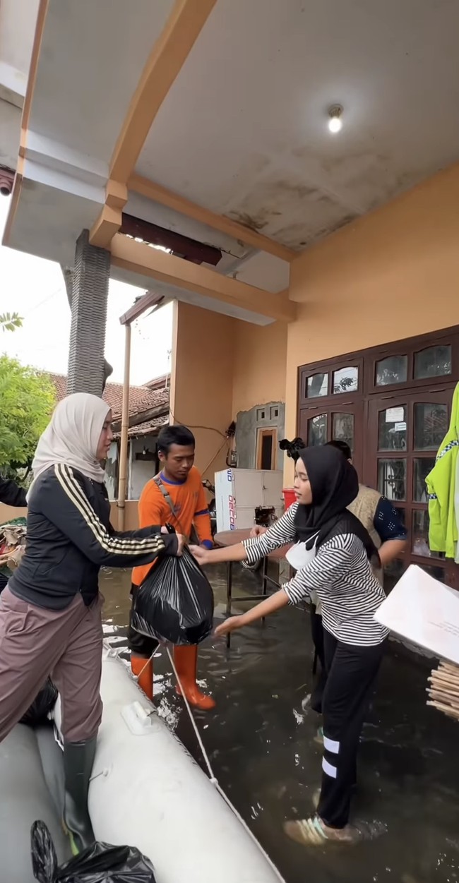Chacha kerap membagikan kegiatannya selama menjadi ibu Bupati Kendal. Salah satunya ketika sedang blusukan ke daerah pemukiman warga yang terdampak banjir. Ia melihat kondisi dapur umum darurat saat banjir menerjang wilayah Kendal, Jawa Tengah. Foto: Dok. Instagram @chafrederica.