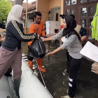 Chacha kerap membagikan kegiatannya selama menjadi ibu Bupati Kendal. Salah satunya ketika sedang blusukan ke daerah pemukiman warga yang terdampak banjir. Ia melihat kondisi dapur umum darurat saat banjir menerjang wilayah Kendal, Jawa Tengah. Foto: Dok. Instagram @chafrederica.