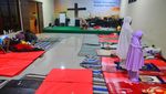 Indahnya Toleransi di Kudus, Korban Banjir Salat di Aula Gereja
