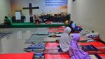 Indahnya Toleransi di Kudus, Korban Banjir Salat di Aula Gereja