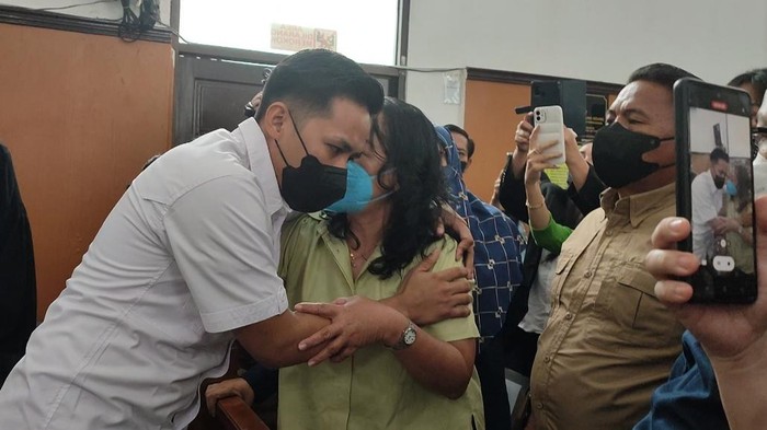 Ibu dan ayah cium Eliezer usai sidang (Wilda-detikcom)