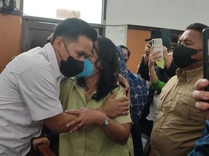 Ayah dan Ibu Peluk-Cium Bharada Eliezer Usai Sidang Pembunuhan Yosua