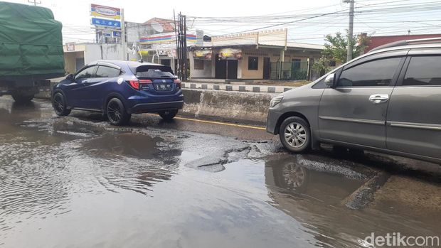 Jalan Kaligawe mulai normal meski menyisakan sedikit genangan. Pengguna jalan diimbau waspada karena banyak lubang jalan, Kamis (5/1/2022).