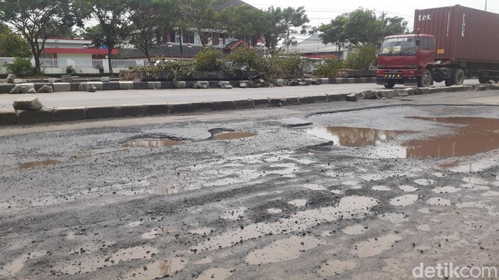 Jalan Kaligawe mulai normal meski menyisakan sedikit genangan. Pengguna jalan diimbau waspada karena banyak lubang jalan, Kamis (5/1/2022).