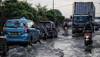 Genangan membuat arus lalu lintas tersendat.