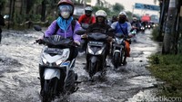 Jalan Raya Tarumajaya-Marunda, Kabupaten Bekasi, Jawa Barat, tergenang, Kamis (5/1/2023).