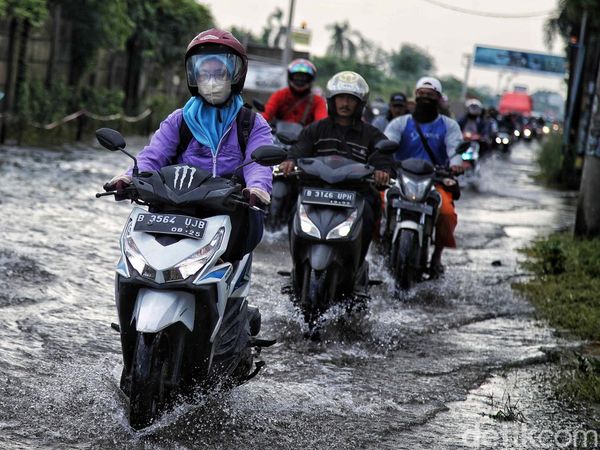 Jalan Raya Tarumajaya-Marunda Tergenang