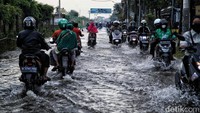 Pegendara diimbau berhati-hati saat melintas di jalan tersebut.
