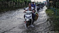Genangan di jalan tersebut setinggi 20 cm.