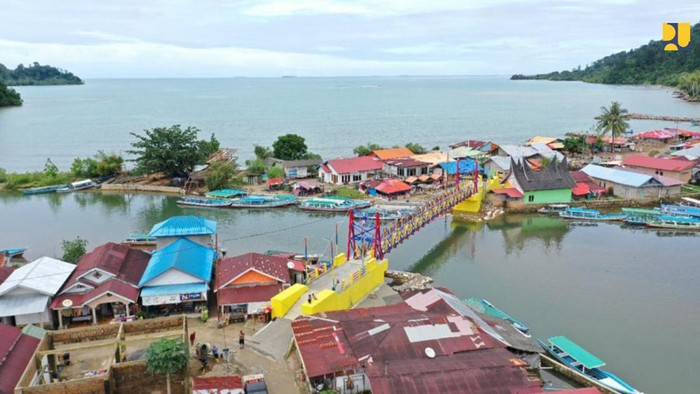 Jembatan Gantung Sungai Pisang di Padang Kelar, Ini Penampakannya Pembangunan Jembatan Gantung Sungai Pisang, Kecamatan Bungus Teluk Kabung di Kota Padang, Sumatera Barat, telah selesai dilakukan. Begini penampakannya.