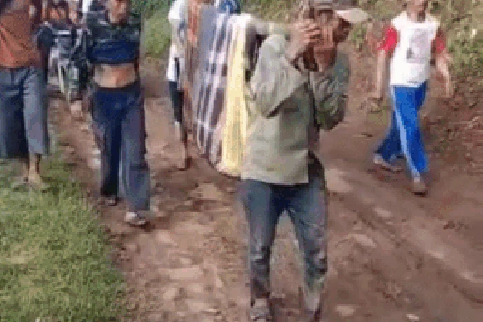 Jenazah ditandu 16 kilometer di jalan  neraka Cianjur.