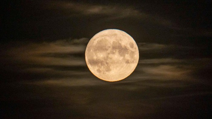 Bulan purnama merupakan salah satu fenomena astronomi. Ketika purnama, bulan akan terlihat bulat utuh dan berwarna terang. Simak jenis-jenis bulan purnama.