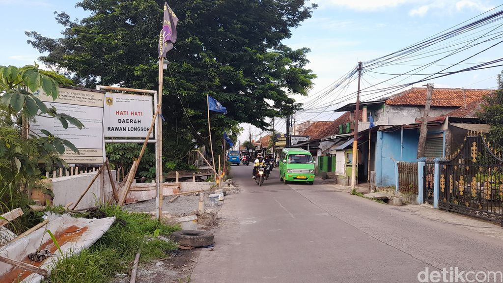 Jl Cilebut Raya dekat Jl Jembatan 3, Bogor, Jawa Barat, 5 Januari 2023. Tembok antilongsor sudah dibangun dan akan dilanjut pembangunan tahap selanjutnya. (M Sholihin/detikcom)