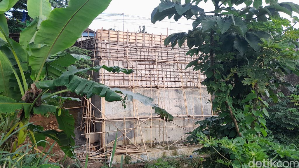Jl Cilebut Raya dekat Jl Jembatan 3, Bogor, Jawa Barat, 5 Januari 2023. Tembok antilongsor sudah dibangun dan akan dilanjut pembangunan tahap selanjutnya. (M Sholihin/detikcom)