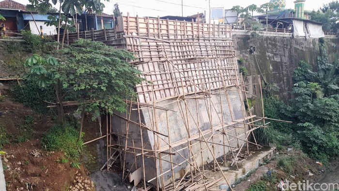 Jl Cilebut Raya dekat Jl Jembatan 3, Bogor, Jawa Barat, 5 Januari 2023. Tembok antilongsor sudah dibangun dan akan dilanjut pembangunan tahap selanjutnya. (M Sholihin/detikcom)