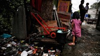 Warga membuang sampah sembarangan di bekas empang itu karena tidak ada TPS di permukiman tersebut.