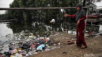 Perilaku buang sampah sembarangan membuat kawasan itu menjadi jorok.