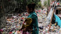 Tumpukan sampah itu juga membuat permukiman warga itu menjadi kumuh.