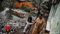 Tumpukan sampah itu berada di wilayah RT 3 RW 4 Sungai Tiram, Marunda Baru, Cilincing.