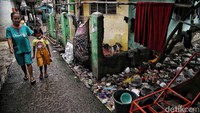 Tumpukan sampah itu dapat menyebabkan penyakit di lingkungan sekitar.