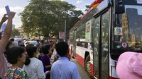 Narapidana yang dibebaskan dari Penjara Insein disambut oleh anggota keluarga mereka di Yangon, Myanmar, Rabu (4/1/2023).  