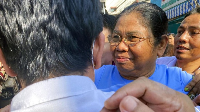 Prisoners released from Insein Prison are welcomed by their colleagues and family members, in Yangon, Myanmar, Wednesday, Jan. 4, 2023. (AP Photo)
