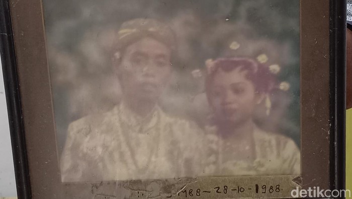 Kakak Mbak Pon istri Wiji Tukul, Sarijo, saat menunjukan foto pernikahan Wiji Tukul-Mbak Pon, di rumah duka Kampung Kalangan, Kelurahan Jagalan, Kecamatan Jebres, Solo, Kamis (5/1/2023).
