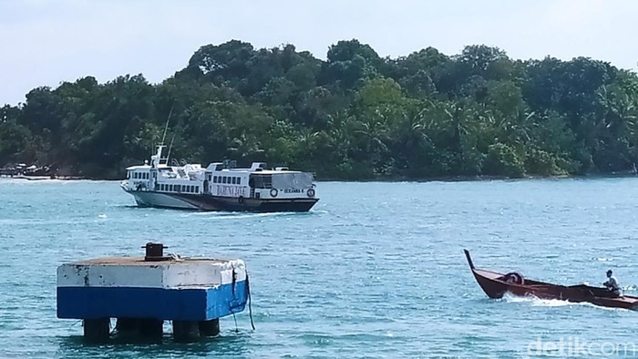 Kapal ferry berlayar di peraiaran Batam (Alamudin Hamapu)