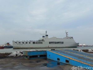 Kapal Perang KRI Makassar Mulai Kirim BBM-Logistik ke Karimunjawa