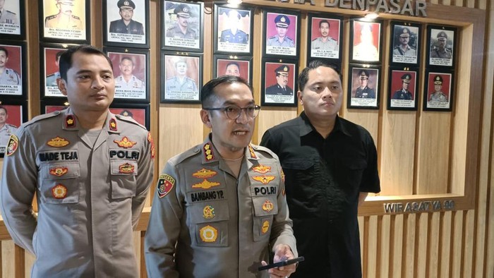 Kapolresta Denpasar Kombes Bambang Yugo Pamungkas memberikan penjelasan tentang perkembangan kasus pembunuhan wanita di kos Griya Sambora, Kamis (5/1/2023). (Dok. Polresta Denpasar)