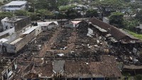 Foto udara puing bangunan dan barang yang terbakar di Pasar Besi Cikurubuk, Kota Tasikmalaya, Jawa Barat, Kamis (5/12/2023).