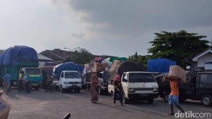 Kendaraan pengangkut sembako mulai padati Pelabuhan Kalianget, Sumenep