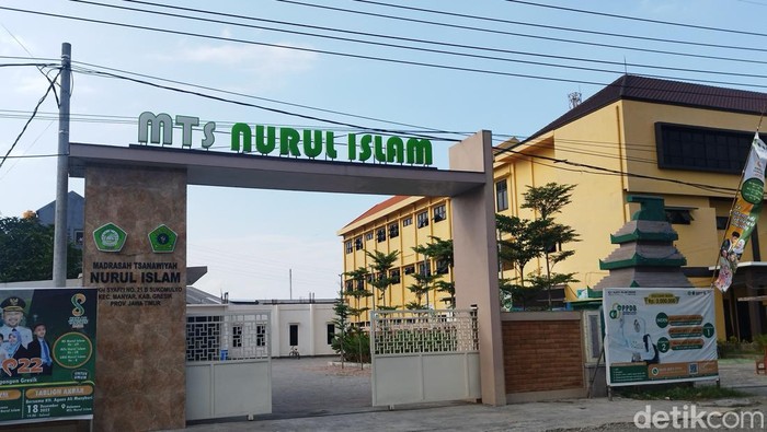 kepala sekolah mts pukul 15 siswi