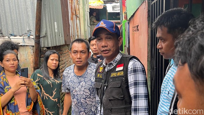 Ketua DPRD Makassar Rudianto Lallo memberikan bantuan kepada korban angin puting beliung.