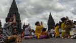 Khidmat Sembahyang Galungan Pertama di Candi Prambanan