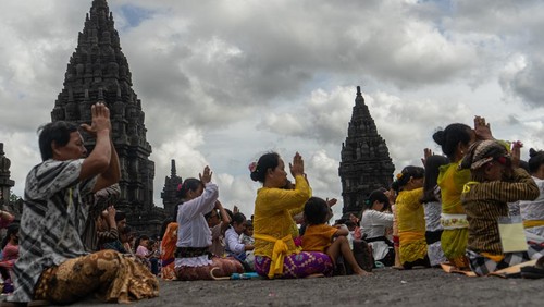 Umat hindu mengikkuti prosesi sembahyang Hari Raya Galungan di Candi Prambanan, Sleman, DI Yogyakarta, Rabu (4/1/2023). Candi Prambanan yang merupakan candi tHindu erbesar di Indonesia tersebut baru kali pertama digunakan sebagai lokasi sembahyang Hari Raya Galungan .ANTARA FOTO/Andreas Fitri Atmoko/hp.