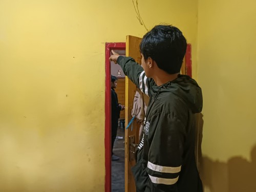 Kondisi kamar korban lokasi FS ditemukan tewas seolah-olah mati gantung diri di kediamannya di Dusun Pondok Komak Desa Lantan, Kamis (5/1/2023). Foto: Ahmad Viqi/detikBali.