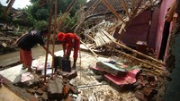 Menurut data PMI Brebes, sebanyak lima rumah rusak parah dan puluhan rusak ringan akibat banjir bandang.  