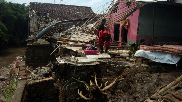 Kondisi Rumah yang Hancur Akibat Diterjang Banjir Bandang di Brebes Petugas dan warga membersihkan puing-puing rumah yang hancur diterjang banjir bandang di Desa Kemiriamba, Jatibarang, Brebes, Jawa Tengah, Kamis (5/1/2023). Menurut data PMI Brebes sebanyak lima rumah rusak parah dan puluhan rusak ringan akibat banjir bandang yang merendam enam desa dengan ketinggian air mencapai satu hingga dua meter. ANTARA FOTO/Oky Lukmansyah/YU